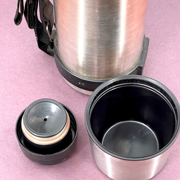 Hot/Cold Vacuum Insulated
Thermos Retractable Handle with
Strap 3 piece app 10x3 - Picture 7 of 8